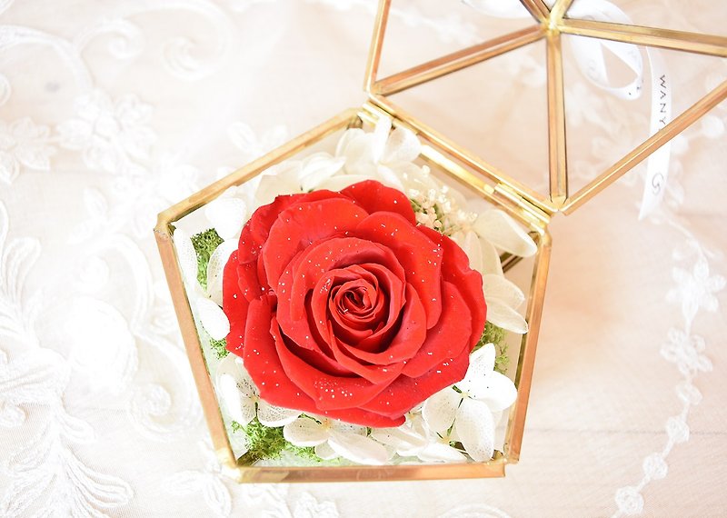 Red Diamond Rose Glass Treasure Box Everlasting Flower / Valentine's Day / Marriage / Anniversary / Wedding Arrangement - ตกแต่งต้นไม้ - พืช/ดอกไม้ สีแดง