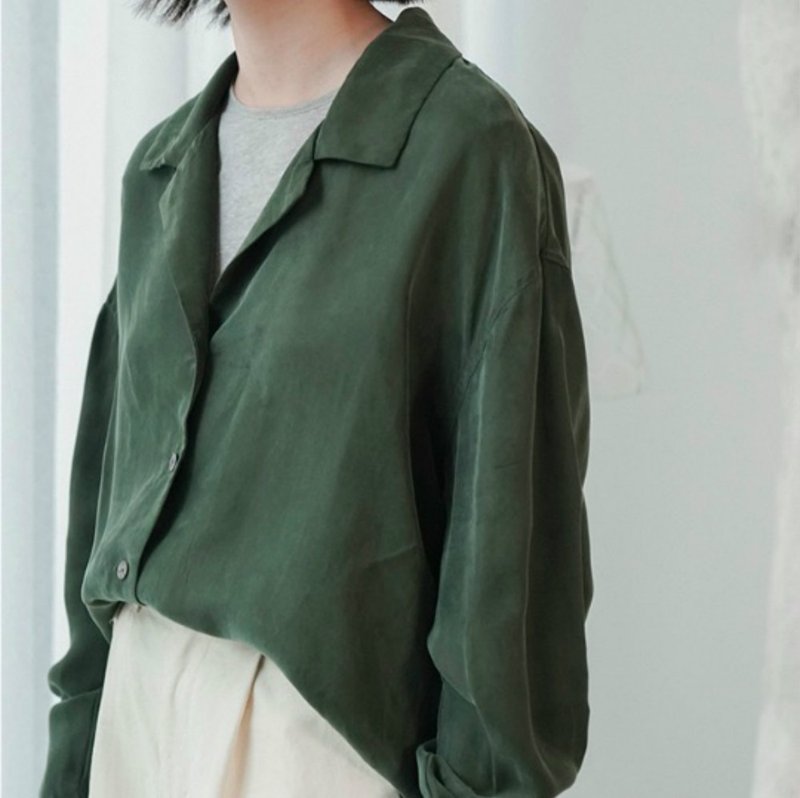 阿洛alo | 墨綠色 銅氨絲制複古西裝領 寬松襯衫外套 男友風格 - 女裝恤衫 - 其他材質 綠色