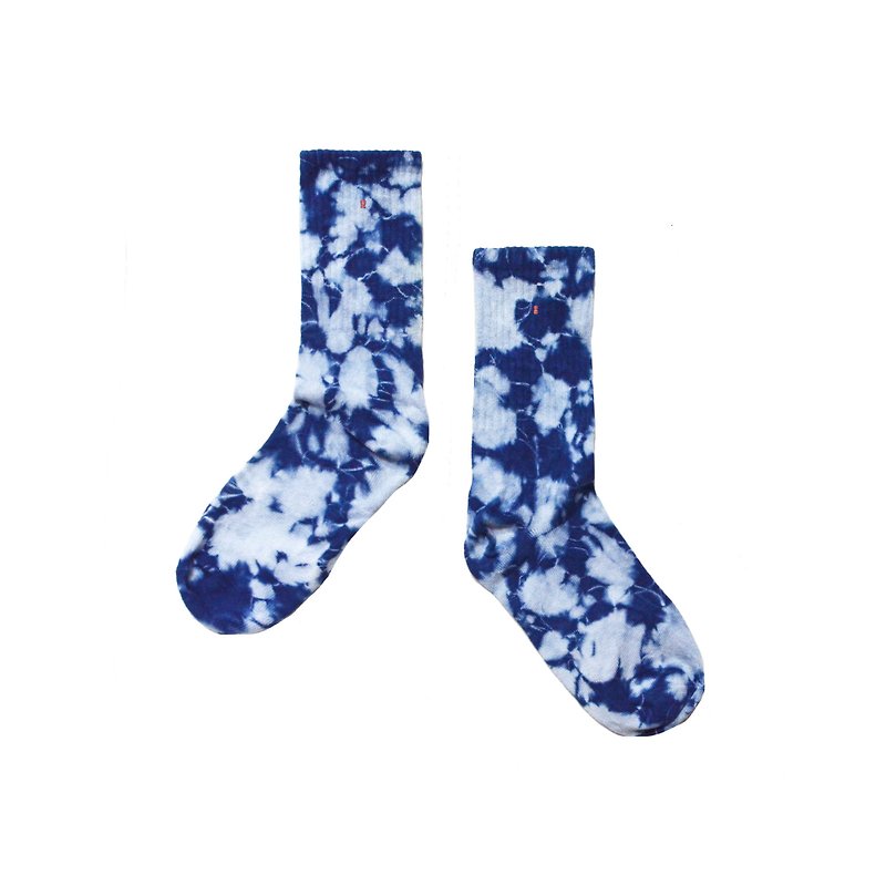 oqLiq-AdHeRe-Blue Dyed Socks (Rendering Flower Clouds) - ถุงเท้า - ไฟเบอร์อื่นๆ สีน้ำเงิน