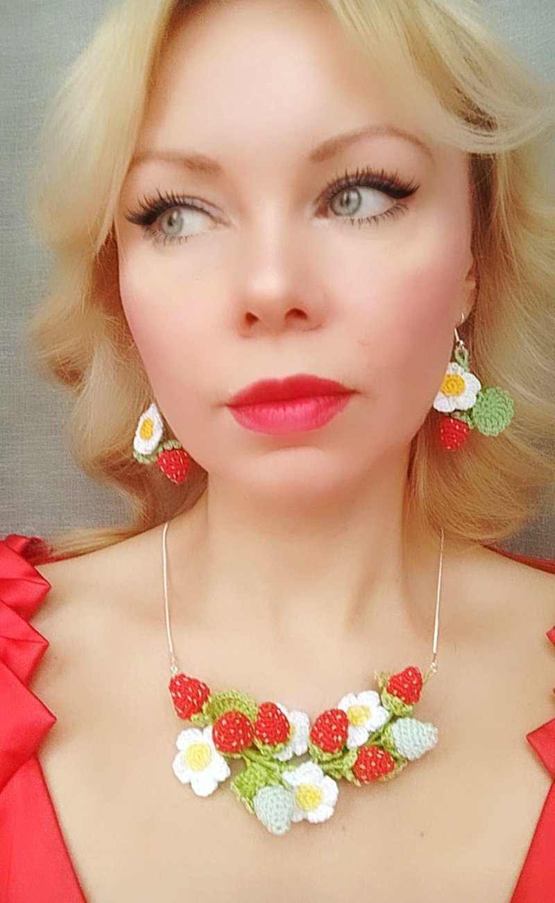 草莓水果耳環掛著可愛的草莓花。 - 耳環/耳夾/耳骨夾 - 環保材質 紅色