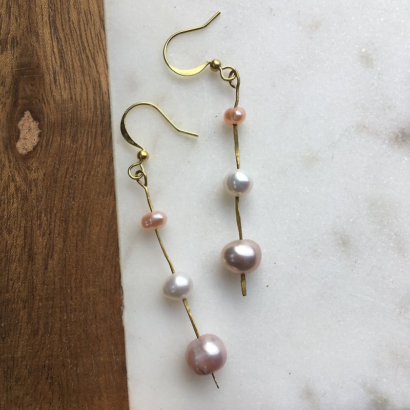 Travelin forests groceries pearl earrings Bronze needle Clip-On/ rain - Earrings & Clip-ons - Copper & Brass Pink