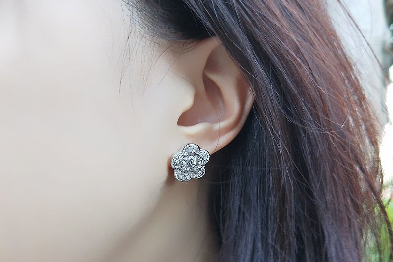 CAMÉLIA / Fresh Goddess Earrings Earrings Camellia Swarovski Crystals - ต่างหู - โลหะ ขาว