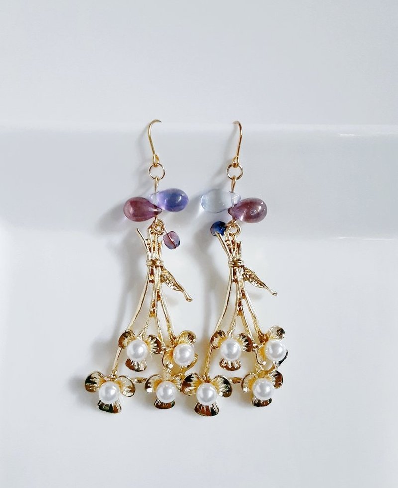 Beautiful large earrings with pearl bouquet charm and plump drop beads. Purple gift. Eye-catching design. Stylish. Can be changed to allergy-friendly earrings or Clip-On. - ต่างหู - โลหะ สีม่วง