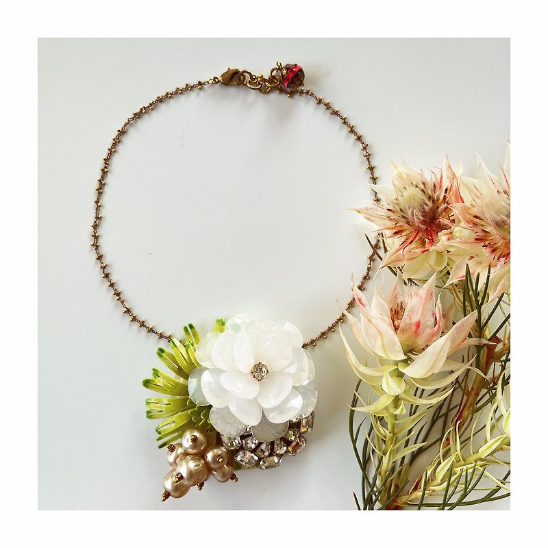 collaged flower, pearl & rhinestone statement necklace - สร้อยคอทรง Collar - โลหะ สีเหลือง