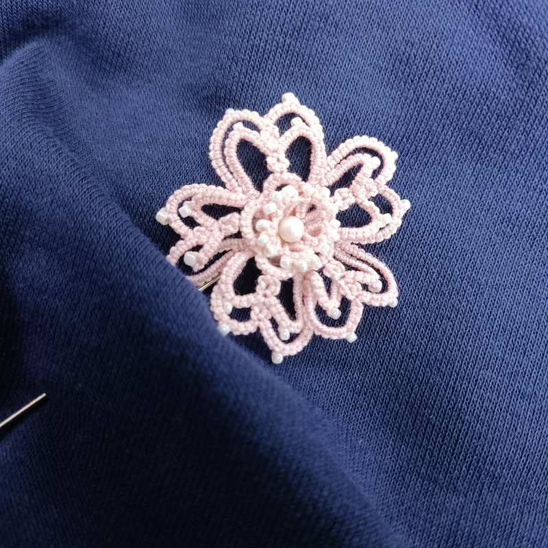 Tatting lace sakura brooch - เข็มกลัด - ผ้าฝ้าย/ผ้าลินิน สึชมพู