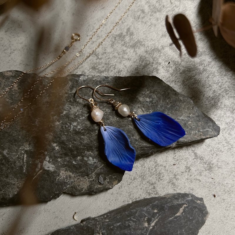 深藍小飛燕 • 巴洛克珍珠花瓣垂墜耳環 - 耳環/耳夾 - 珍珠 藍色