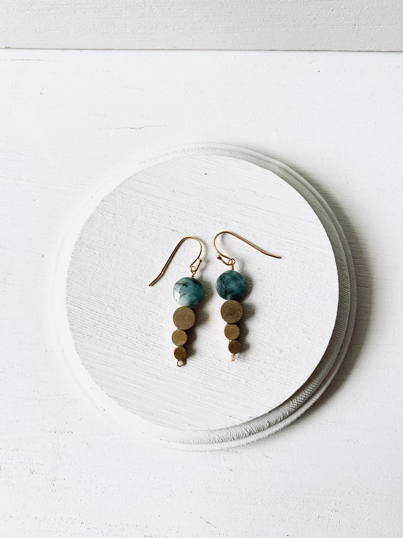 Emerald and antique brass earring - 耳環/耳夾/耳骨夾 - 半寶石 綠色