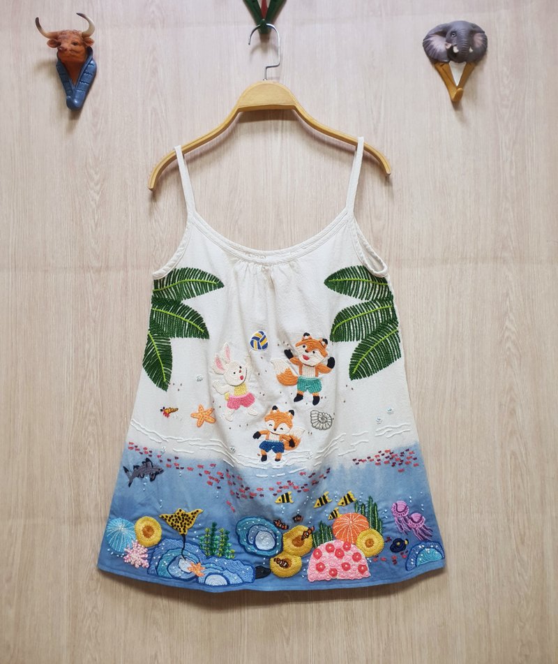可愛的手工刺繡襯衫、棉織物、吊床上的狐狸、海灘、大海 - 女上衣/長袖上衣 - 繡線 白色