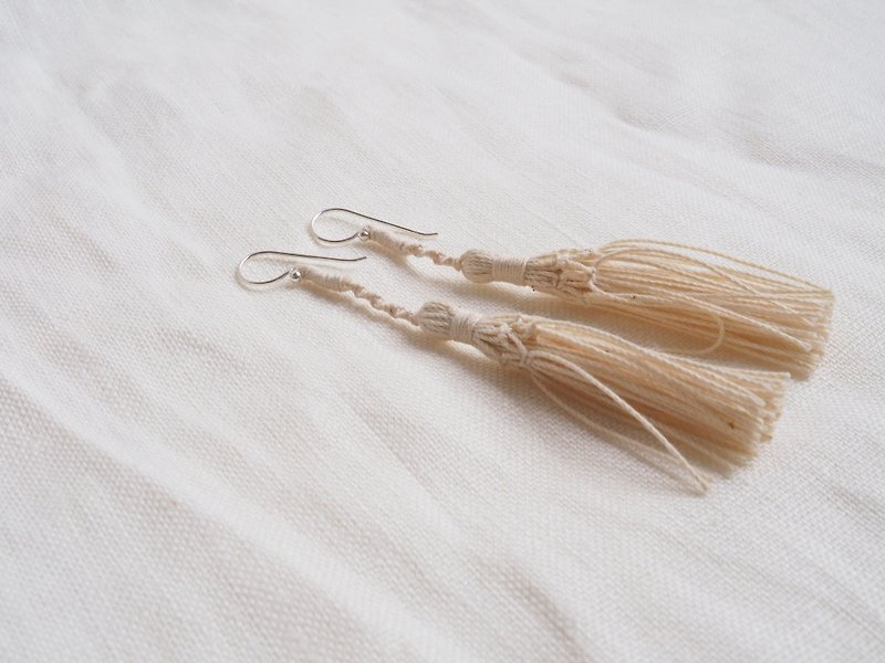 Elegant Macrame Earrings With Tassels  (Creamy) - ต่างหู - ผ้าฝ้าย/ผ้าลินิน ขาว