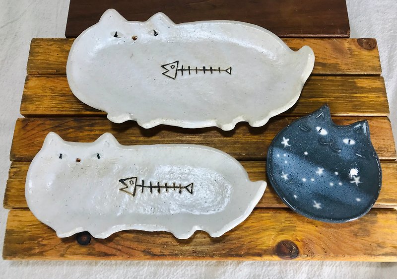 【週年慶 - Goody Bag】 -　Thick Cat Plates Large & Small　&  Star Cat Plate (Small) - Plates & Trays - Pottery White