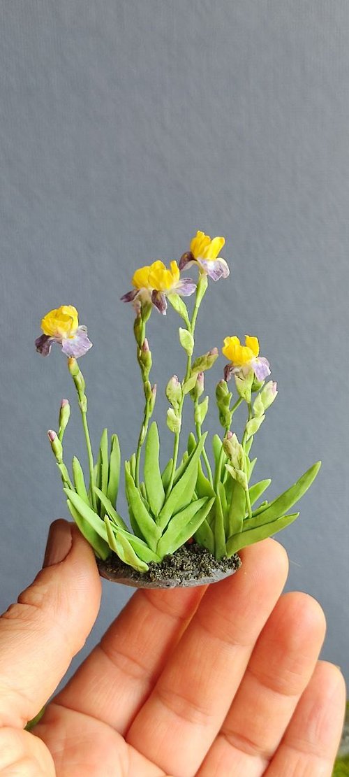 MiniatureFlowersArt Composition with bearded irises. Botanical miniature 1:12 for a doll's house.