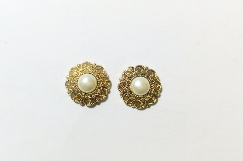 Big ornate vintage earrings / pin - ต่างหู - พลาสติก สีทอง