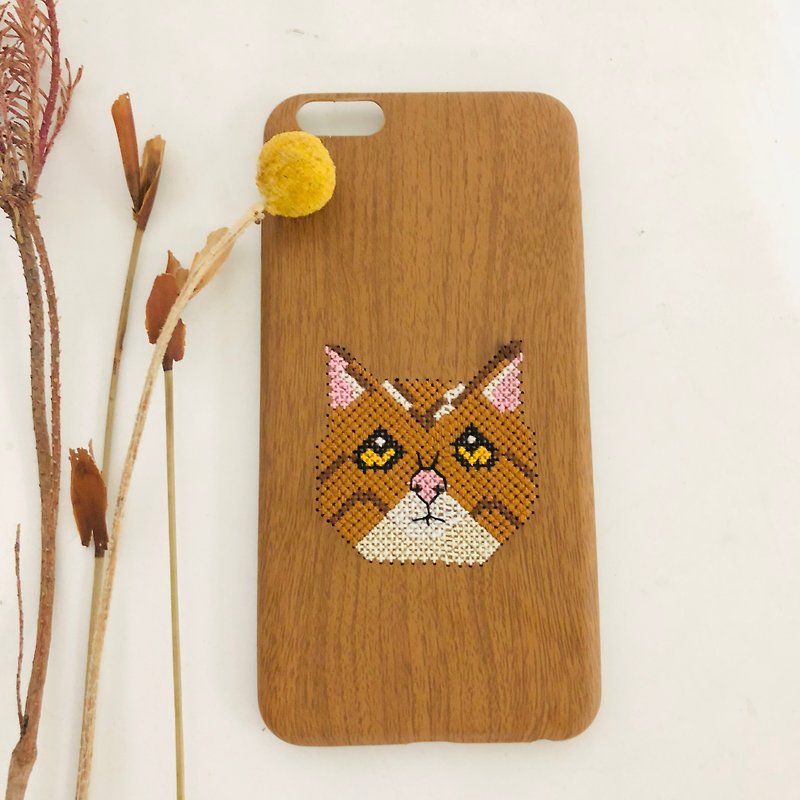 Yuansen hand-made pure hand-embroidered cat wood grain phone case - เคส/ซองมือถือ - วัสดุอื่นๆ สีนำ้ตาล