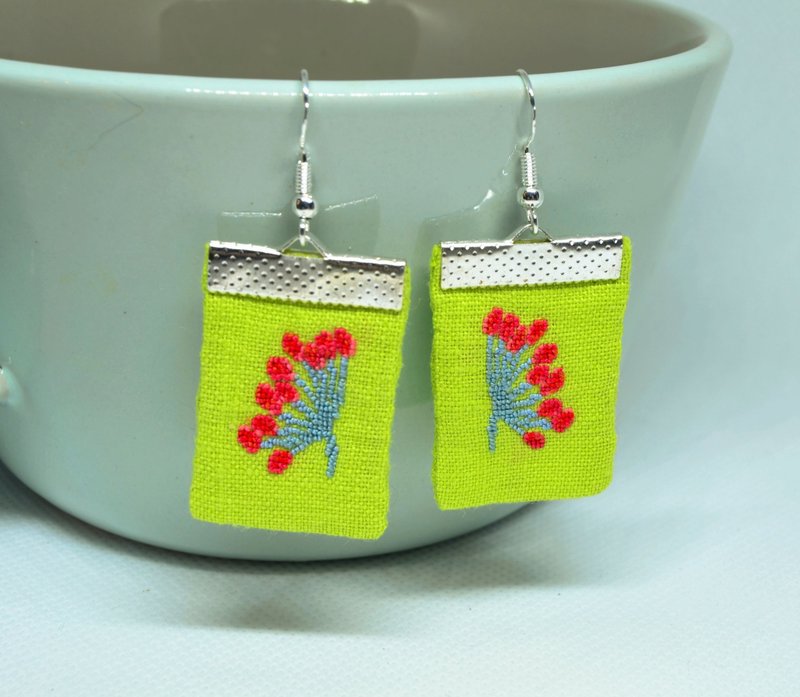 手工刺繡紅藍花朵耳環 - 耳環/耳夾/耳骨夾 - 亞麻 綠色