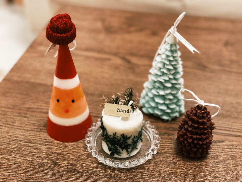 Christmas present. Super cute Santa candle in the flower room on weekdays - เทียน/เชิงเทียน - ขี้ผึ้ง ขาว