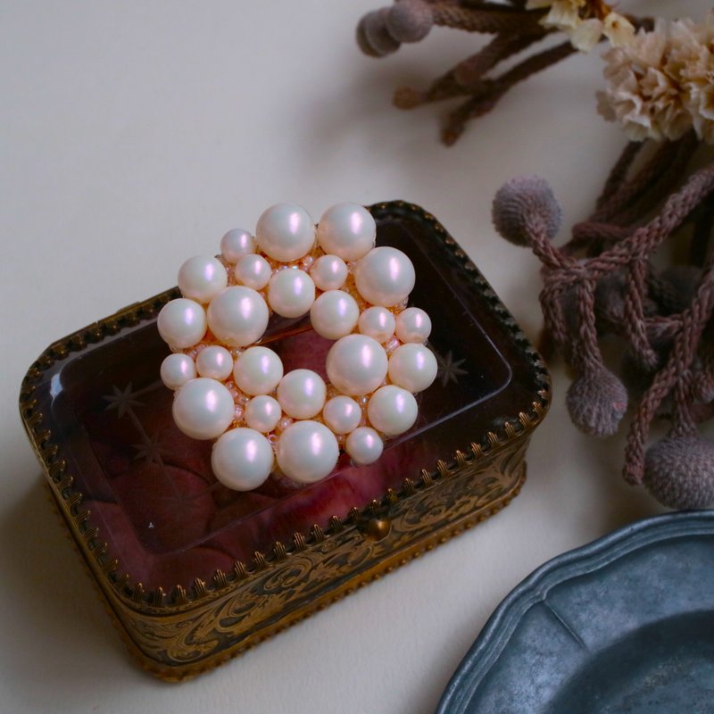 Setsugekka Limited Edition Sakura Pink Wreath Brooch Moon Pearl Pearl Lightweight Simple Occasion Informal Semi-formal Wedding Entrance Ceremony Graduation Ceremony - Brooches - Plastic White