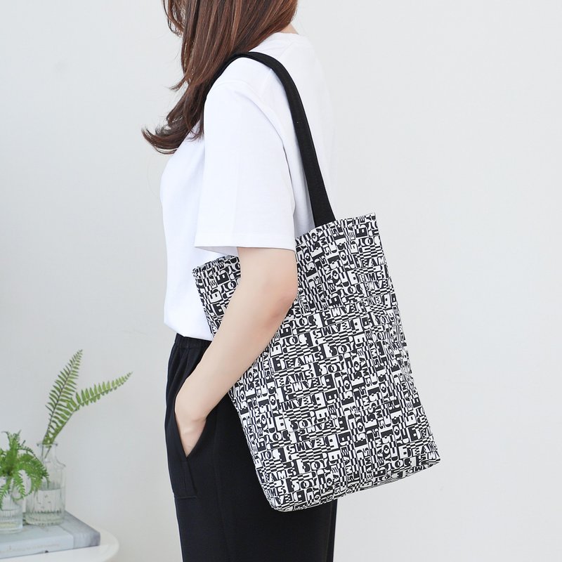 Chic Cotton Shoulder Bag: B & W - กระเป๋าถือ - ผ้าฝ้าย/ผ้าลินิน 