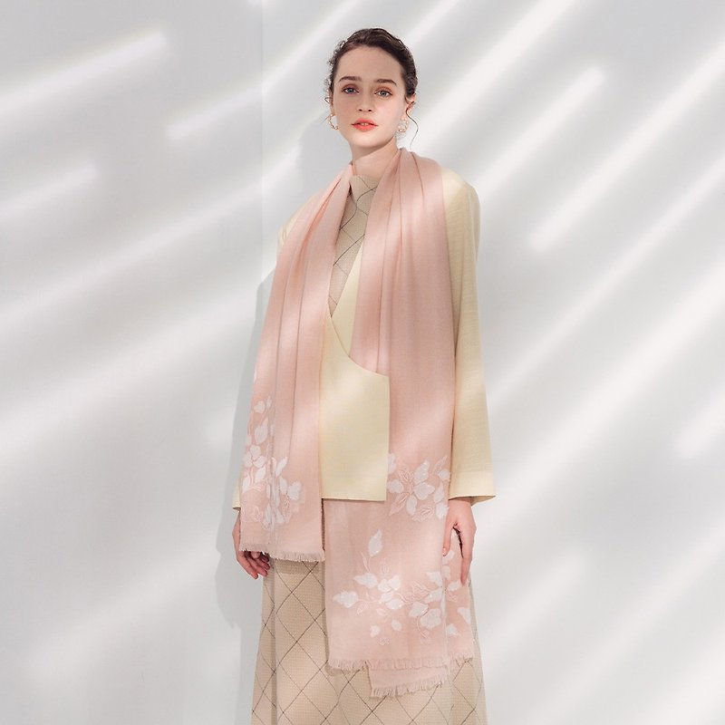 [Light luxury] Metis fresh floral lace embroidery pure cashmere Cashmere scarf - Knit Scarves & Wraps - Other Materials Pink