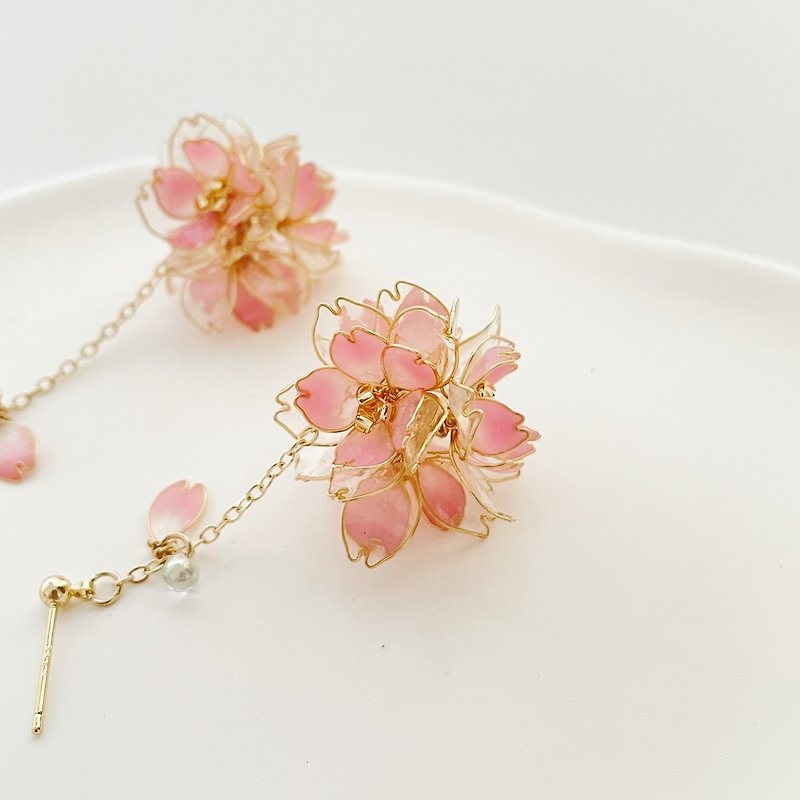 【Sakura Series】Transparent pink double-layered cherry blossoms. Flower ball drop earrings. Handmade resin earrings - Earrings & Clip-ons - Resin Pink