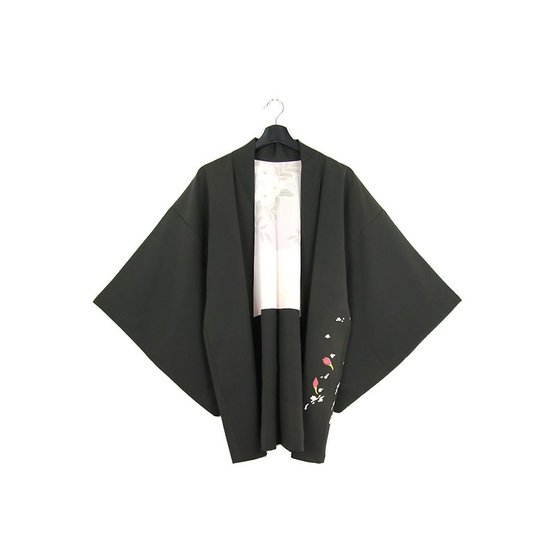 バックグリーンへ::日本の着物の羽は男性と女性の両方が//ヴィンテージ着物（KI-150）を着用し、黒刺繍手描きの花のSpillersをバック織り - ジャケット - シルク・絹 