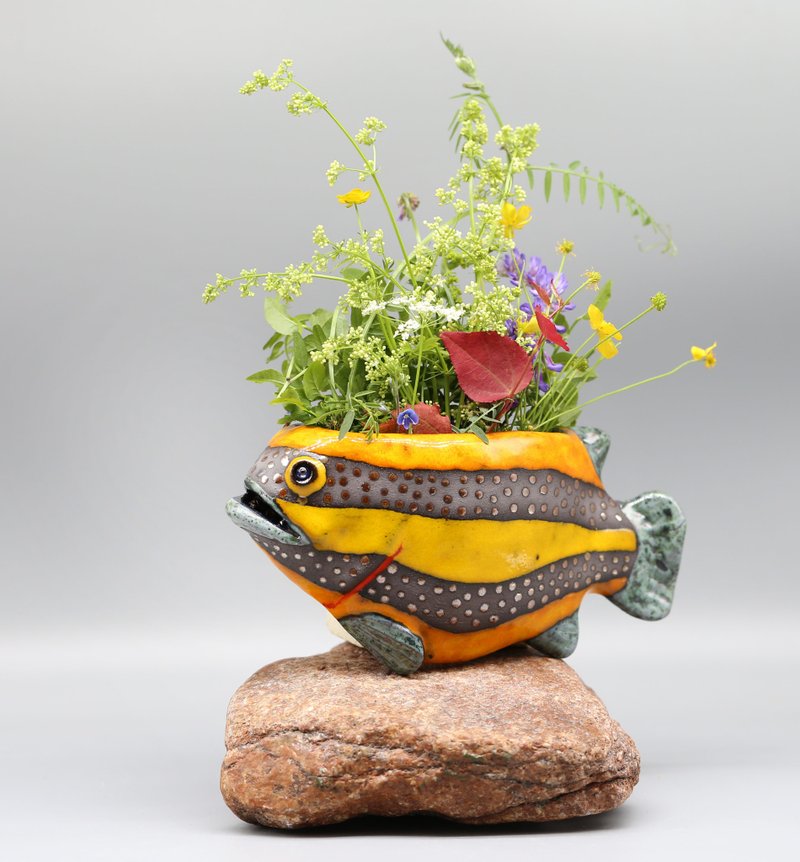 Handmade Ceramic Wall Vase – Colorful Fish Design - 花瓶/花器 - 黏土 黃色