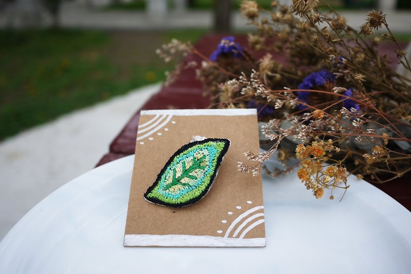 Hand-embroidered pins // leaves - Brooches - Thread Green