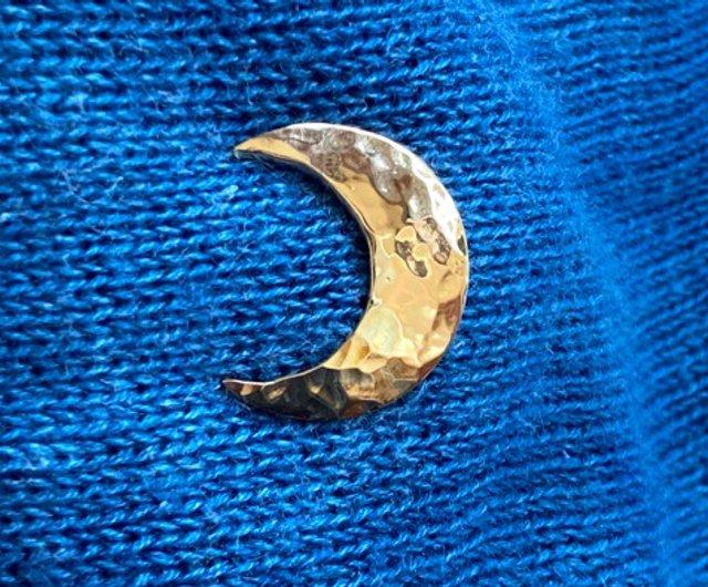 ◇La Luna ◇Crescent brass hammered pin Ⅱ [S] - 設計館Sae+Sumi Koru 胸針/心口針-  Pinkoi