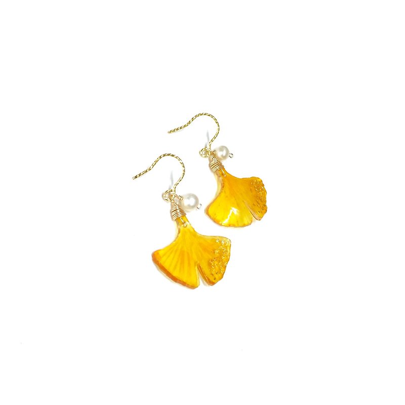 [Ode to Autumn Wind] Ginkgo Ginko. Japanese resin & gold leaf. Natural pearl earrings/earrings/ Clip-On - Earrings & Clip-ons - Resin Yellow