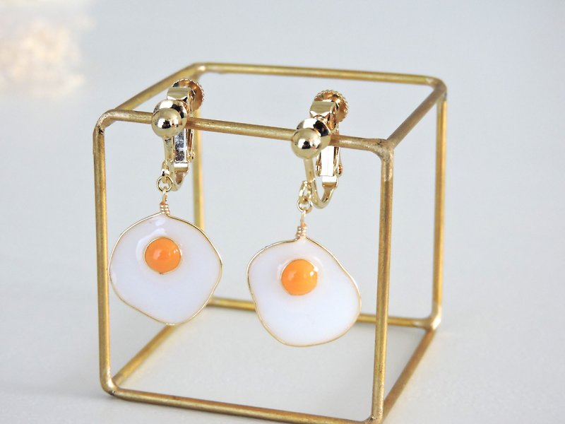 Plump and glossy fried egg earrings / Clip-On miniature Sunny-side up - Earrings & Clip-ons - Resin White