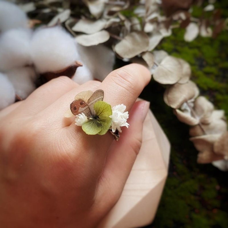 抹茶拿鐵色配蝴蝶戒指 - 戒指 - 植物．花 卡其色
