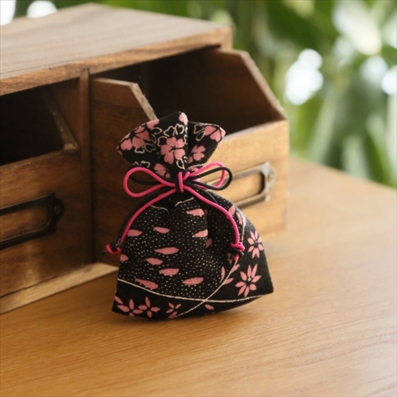 Healing happy accessories Kimono smell bag Flower pattern - น้ำหอม - ผ้าฝ้าย/ผ้าลินิน สีดำ