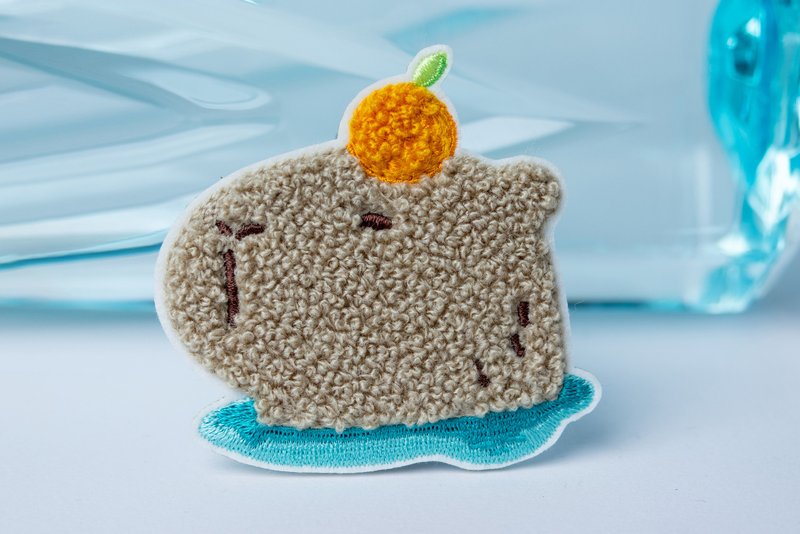 【動物系列】橘子水豚  立體刺繡貼紙 - 其他 - 繡線 卡其色