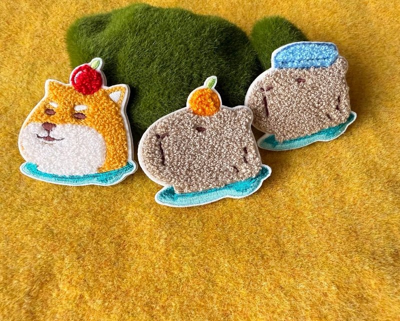 貼紙【動物系列】橘子水豚  立體刺繡貼紙 - 其他 - 繡線 卡其色
