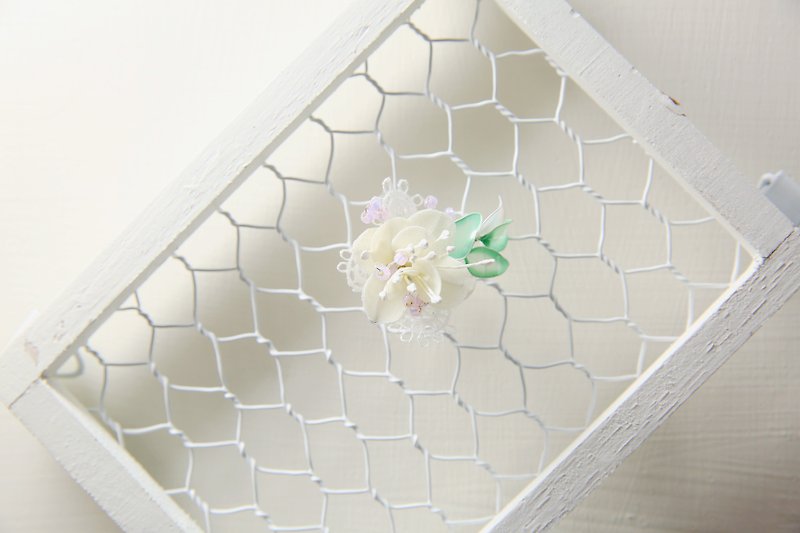 手作りの宝石のイヤリング、単一の小さな緑の花のレース - ピアス・イヤリング - プラスチック ホワイト
