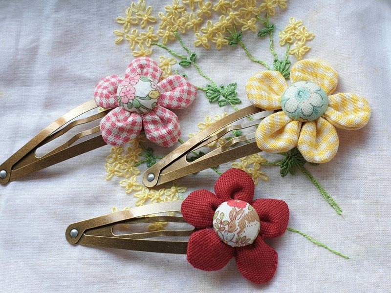 HANDMADE/SWEET/Button flower hair clip - Hair Accessories - Cotton & Hemp 