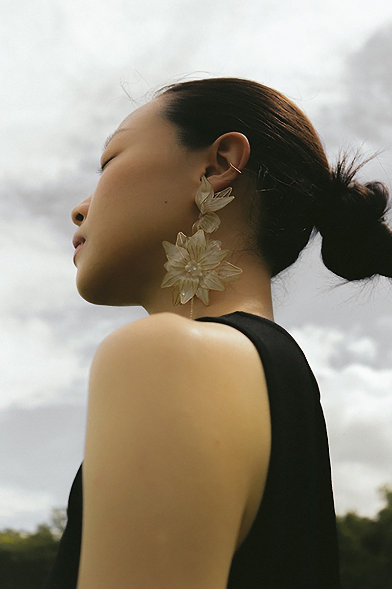 vingtsix double flower / ear pin Clip-On limited edition resin clip earrings bridal earrings 925 Silver - Earrings & Clip-ons - Resin White