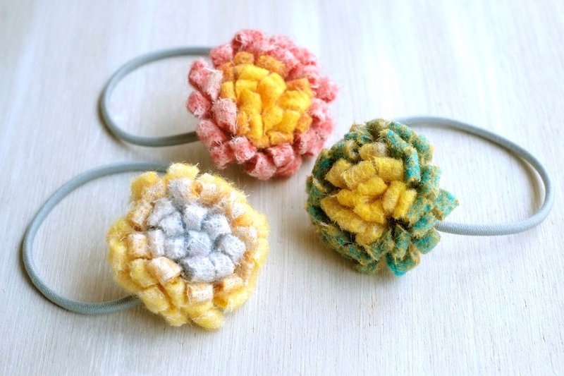 花 ヘアゴム フェルト ウール ハンドメイド　ヘアアクセサリー　大人から子供まで - ヘアアクセサリー - ウール レッド