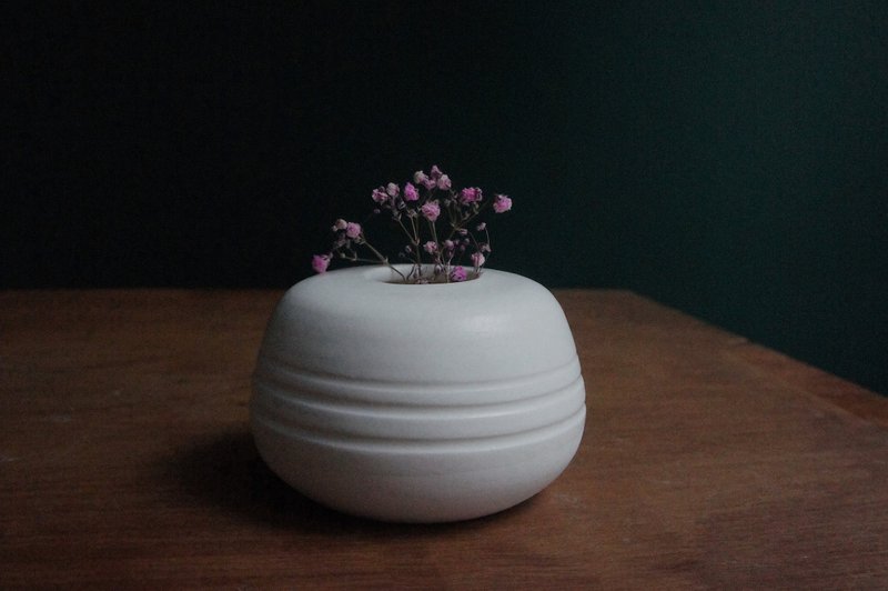 Milky White Flower Vessel_ Porcelain - เซรามิก - เครื่องลายคราม ขาว