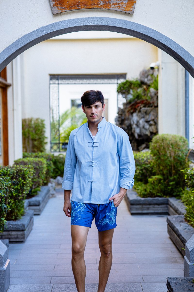 Qipology X Mazu Resortwear Cotton Linen Tang Shirt (Light Blue) - เสื้อเชิ้ตผู้ชาย - ผ้าฝ้าย/ผ้าลินิน สีน้ำเงิน