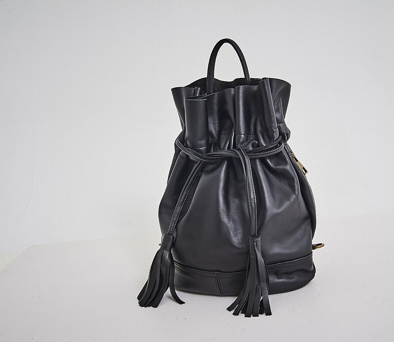 Drawstring tassel hand strap back backpack black - กระเป๋าเป้สะพายหลัง - หนังแท้ สีดำ