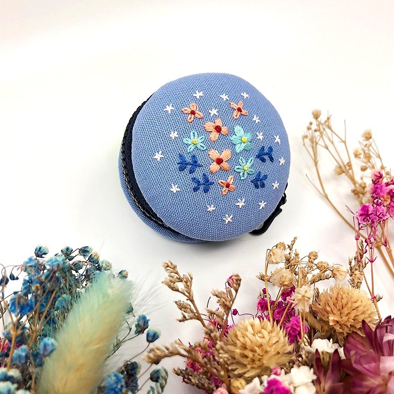 Embroidered macaron coin purse/headphone bag/jewelry box/strap - พวงกุญแจ - ผ้าฝ้าย/ผ้าลินิน สีน้ำเงิน