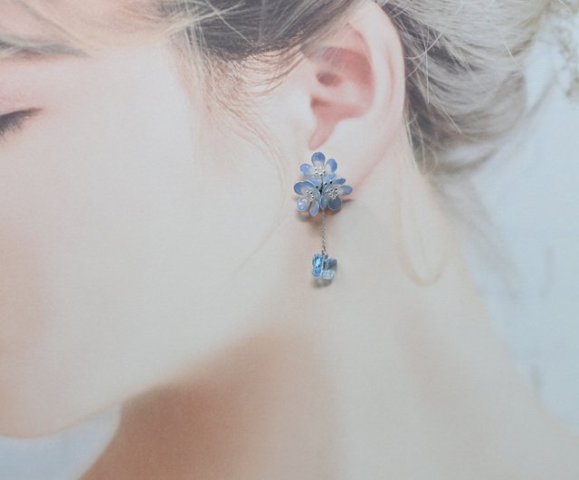 【受注生産】ネモフィラと蝶々のピアス（イヤリング可） ネモフィラ畑キャッチピアス⁄イヤリング - ショップ 地下 3 階 ピアス