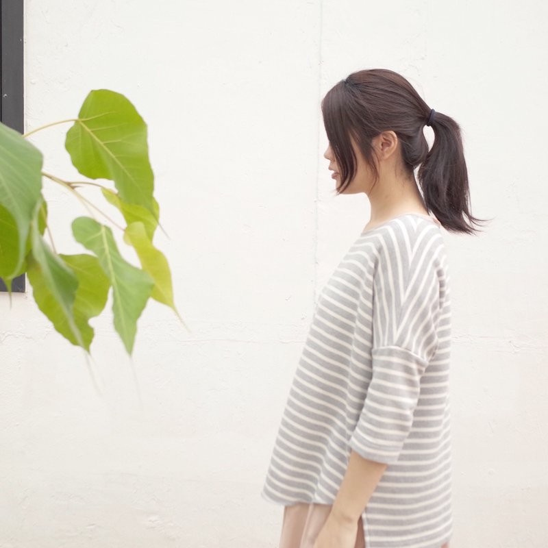 Drop Shoulder Casual Swearshirt in Stripe - เสื้อผู้หญิง - ผ้าฝ้าย/ผ้าลินิน สีเทา