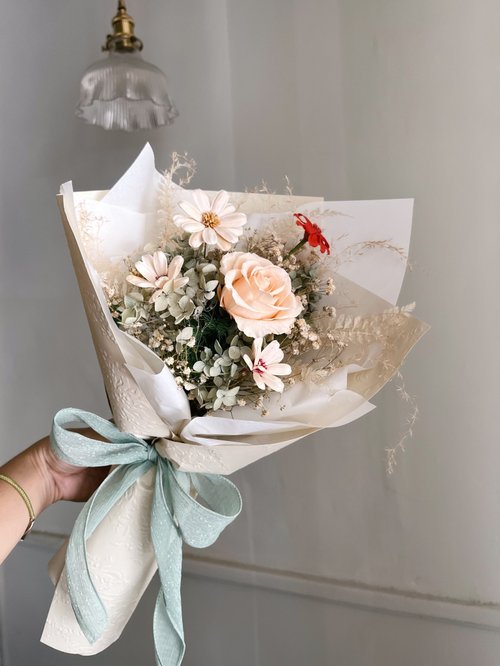 蜂與花 Bloom and Bees floral 永生花束 經典法式浪漫 | 情人節花束 | 演奏會花束 | 生日花束