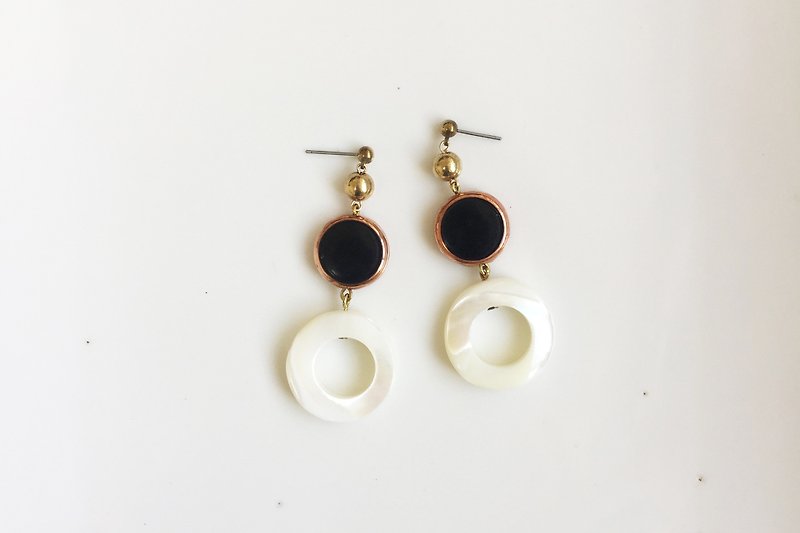 White and black brass antique resin shell earrings - Earrings & Clip-ons - Other Metals Black
