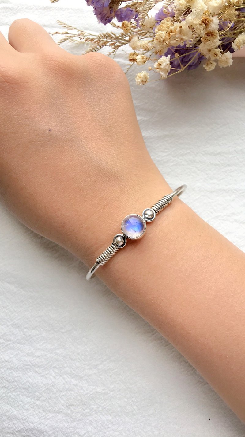 Moonstone 925 sterling silver geometric design bracelet bracelet Nepal handmade silver - Bracelets - Gemstone Silver
