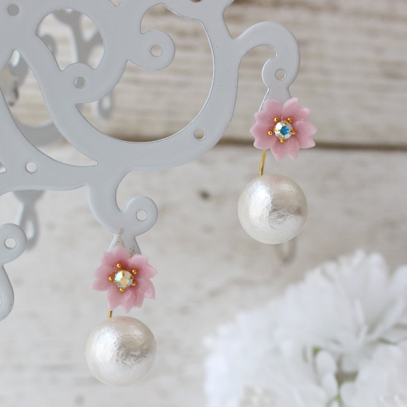 Cherry blossoms and bijou and cotton pearl back catch earrings - ต่างหู - ดินเหนียว สึชมพู