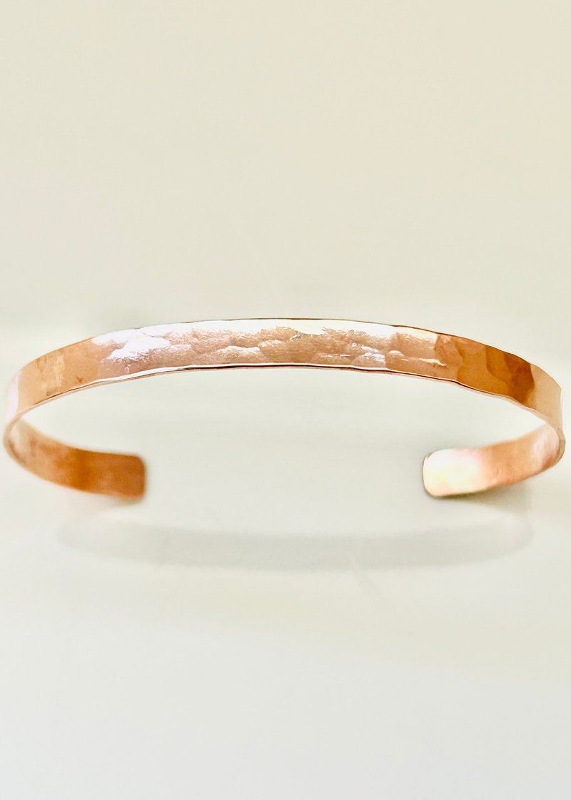 Bangle copper width0.5 hammer - สร้อยข้อมือ - โลหะ สึชมพู