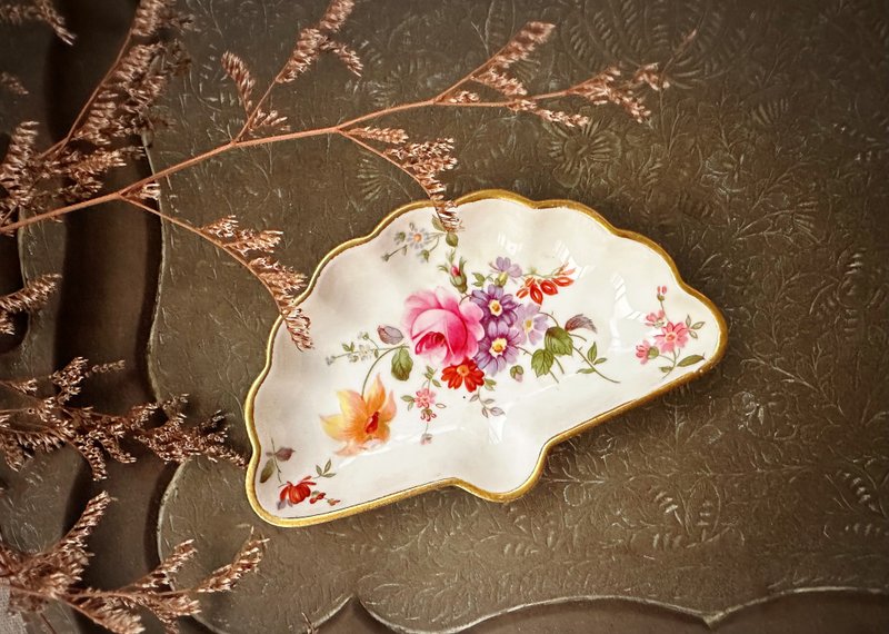 古董英國製Royal Crown Derby 德比花束系列骨瓷扇形碟 - 豉油碟/小碟/醬油碟 - 瓷 白色