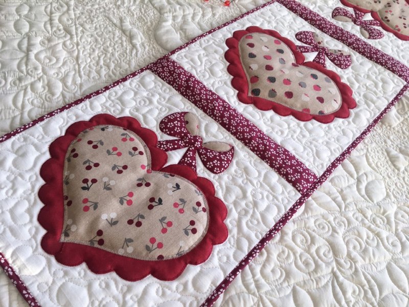 Quilted Mothers Day table runner, Valentines quilted gift, Burgundy hearts quilt - ผ้ารองโต๊ะ/ของตกแต่ง - ผ้าฝ้าย/ผ้าลินิน สีแดง